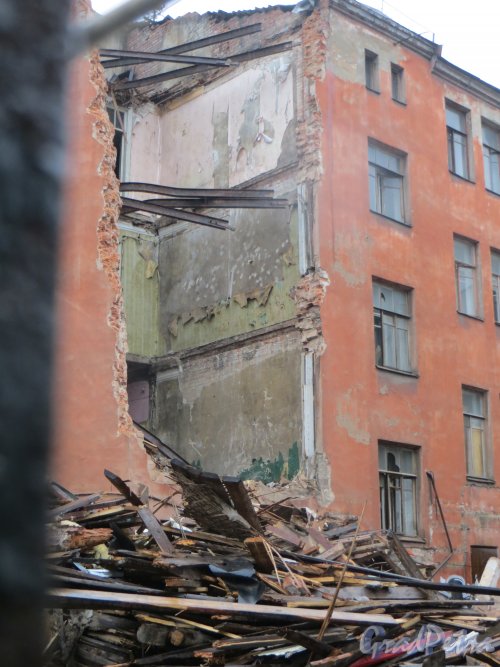 Улица Мира, дом 36. Снесенная часть лицевого здания. Фото 9 марта 2015 года.