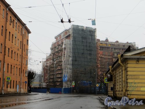 Улица Чапаева, дом 18 (16а). Общий строительства жилого комплекса «Чапаева, 16». Вид от Казарменного переулка. Фото 9 марта 2015 года.