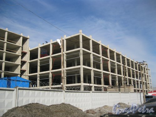 Кубинская ул., дом 76, корпус 7. Строительство здания. Вид с территории дома 78. Фото 6 марта 2015 г.