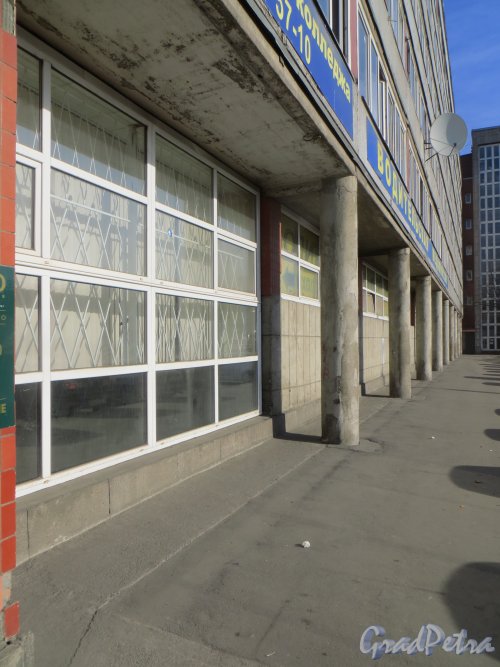Улица Салова, дом 63. Фрагмент первого этажа со стороны улицы Салова. Фото 18 марта 2015 года.