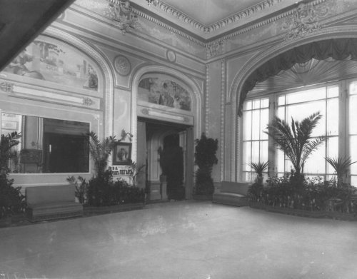 Итальянская улица, дом 19. Часть зала фойе театрального зала «Пассажа». Фото начала XX века.