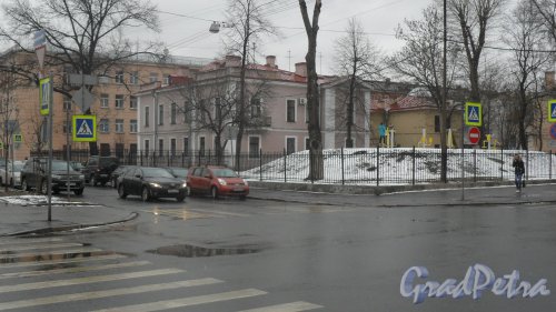 3-я Красноармейская улица, дом 18. Вид дома от перекрестка 4-й Красноармейской улицы и Советского переулка. Фото 23 марта 2015 года.
