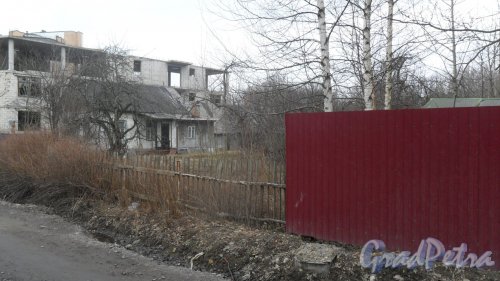 Поклонногорская улица, дом 73 и вид на строительство многоквартирного дома на участке дома 75. Фото 30 марта 2015 года.