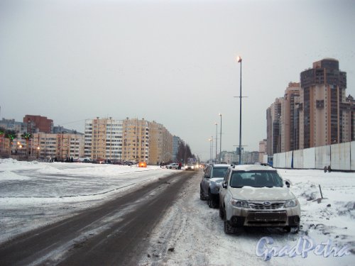 Яхтенная улица. Проезд-начало улицы около ТРК «PiterLand». Вид в сторону ул. Савушкина. Фото 8 января 2015 г.