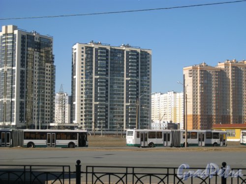 Мебельная ул., дом 49 (в центре фото). Общий вид с ул. Савушкина. Фото 7 апреля 2014 года.