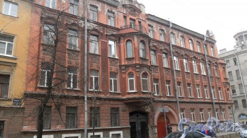 6-я Красноармейская улица, дом 15. Дом 1905 года постройки с капитальным ремонтом 1967 года. Фото 17 апреля 2015 года.