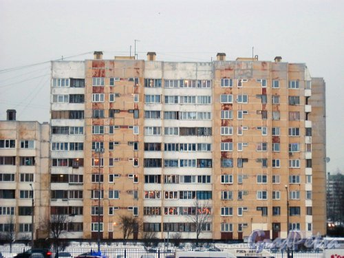 Яхтенная ул., дом 2, корпус 1. Вид со сторны ТРК «PiterLand». Фото 8 января 2015 г.