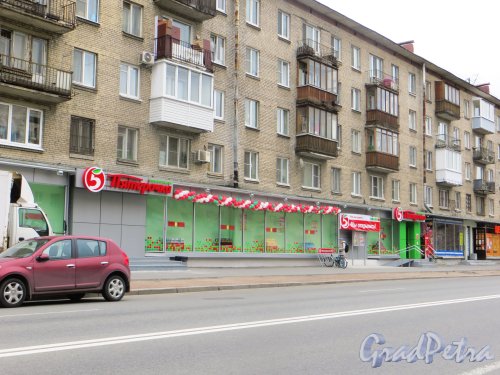Варшавская улица, дом 58. Новый магазин «Пятёрочка», открывшийся в мае 2015 года в помещениях бывшего магазина строительных товаров. Фото май 2015 года.