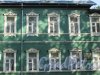 город Ломоносов, Еленинская улица, дом 16, литера А. Фрагмент фасада здания и деревянное оформление оконных проемов. Фото 18 сентября 2015 года.