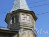 город Ломоносов, Еленинская улица, дом 26 / улица Ломоносова, дом 13. Окна угловой башни. Фото 18 сентября 2015 года.