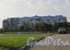 Вид на один из корпусов жилого комплекса «Олимпийская деревня» со стороны набережной Адмирала Лазарева. Фото 16 июля 2015 года.