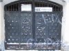 Казанская ул., д. 49 / Фонарный пер., д. 16. Ворота во двор со стороны Казанской улицы. Фото 15 января 2016 года.