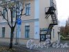 город Павловск, Конюшенная улица, дом 7, литера А. Фрагмент фасада с номером здания. Фото 13 октября 2013 года.