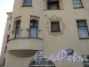 Улица Всеволода Вишневского, дом 10. Фрагмент фасада с номером здания. Фото 25 апреля 2011 года.