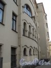 Плуталова ул., дом 2 / Чкаловский проспект, дом 31. Фрагмент фасада здания со стороны Плуталова улицы. Фото 25 апреля 2011 года.