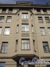 Улица Всеволода Вишневского, дом 11. Фрагмент фасада жилого дома с эркером. Фото 25 апреля 2011 года.
