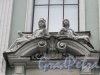 Фурштатская ул., дом 2. Женские фигуры в оформление правого эркера. Фото 29 января 2016 года.