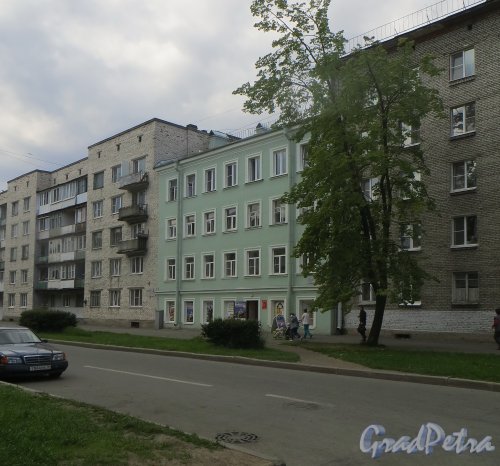 город Кронштадт, Красная улица, дом 13. Общий вид фасада. Фото 22 июня 2015 года.