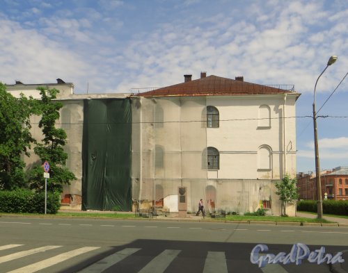 город Кронштадт, Петровская улица, дом 14, литера Б. Угловая часть здания со стороны Красной улицы. Ремонт фасада здания. Фото 22 июня 2015 года.