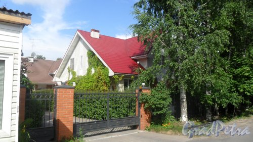Улица Эстонская, дом 11, корпуса 1 и 2. Корпус 2 на заднем плане. Слева на фотографии будка с охранником. Фото 1 июля 2015 года.