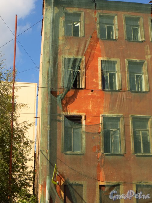 Улица Мира, дом 36, литера А. Фрагмент стены лицевого флигеля со стороны дома №34 по улице Мира. Фото 8 сентября 2014 года.