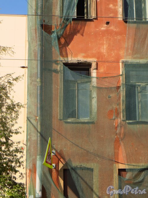 Улица Мира, дом 36, литера А. Трещина на лицевом фасаде со стороны брандмауэра. Фото 8 сентября 2014 года.