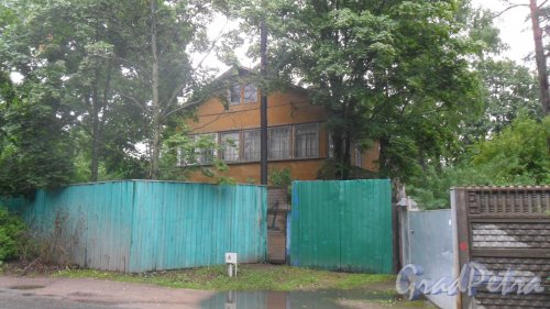 Улица Эриванская, Трехэтажное деревянное здание. дом 4. Фото 11 июля 2015 года.