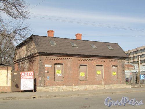 Уральская улица, дом 11, литера А. Общий вид здания. Фото 30 апреля 2012 года.