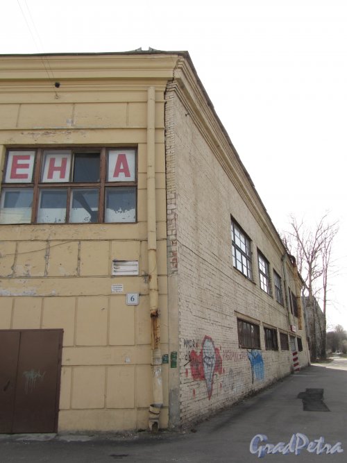 Уральская улица, дом 6. Фасад здания по улице Одоевского и табличка с номером здания. Фото 30 апреля 2012 года.