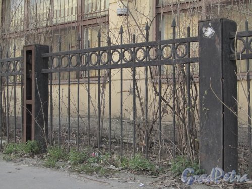 Уральская улица, дом 6. Ограда здания. Фото 30 апреля 2012 года.