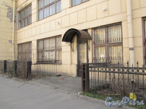 Уральская улица, дом 6. Вход в здание со стороны Уральской улицы. Фото 30 апреля 2012 года.
