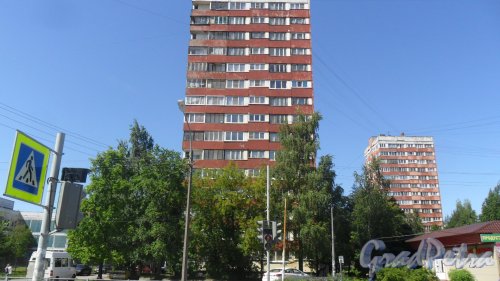 Улица Симонова, дом 10, корпус 1. 16-этажный дом серии 1-ЛГ600-1. Справа на фотографии дом 10, корпус 2, дом серии 1-ЛГ600-1. Фото 25 июля 2015 года.