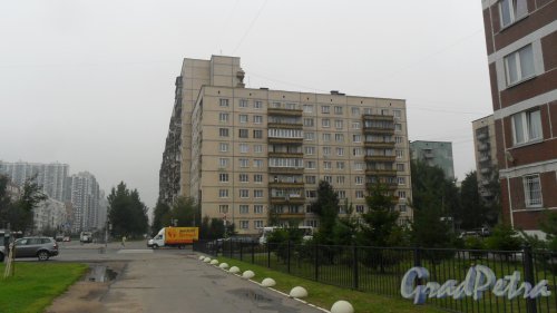 Улица Композиторов, дом 5. 9-14-этажный жилой дом 137 серии 1982 года постройки. Фото 7 августа 2015 года.