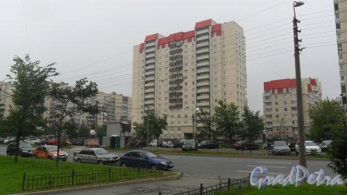 Улица Хошимина, дом 9, корпуса 1 и 2. Панельные дома 2006 года постройки. Корпус 1 в центре фотографии, корпус 2 в правой ее части. Фото 7 августа 2015 года.