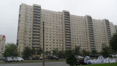 Улица Хошимина, дом 7, корпус 1. 16-этажный жилой дом 137 серии 1988 года постройки. Фото 7 августа 2015 года.
