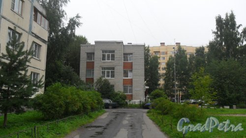Улица Хошимина, дом 8, корпус 1. Здание 58 отдела полиции Выборгского района. Фото 7 августа 2015 года.