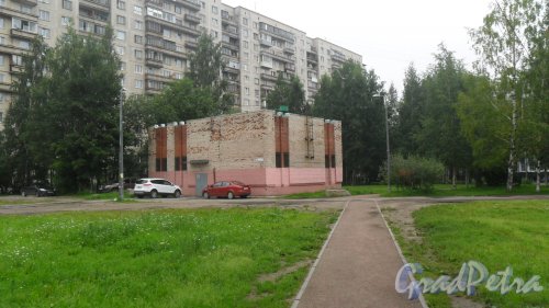 Улица Композиторов, дом 11, корпус 3. На заднем плане корпус 1, жилой дом, вид со двора. Фото 7 августа 2015 года.