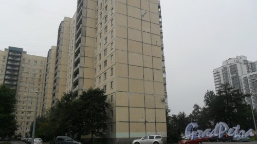 Улица Композиторов, дом 9. 16-этажный жилой дом 137 серии 1988 года постройки. Фото 7 августа 2015 года.