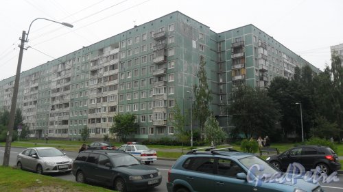 Улица Симонова, дом 9 / улица Шостаковича, дом 1. 9-этажный жилой дом 504 серии 1978 года постройки. Фото 7 августа 2015 года.