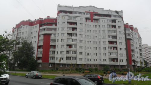 Улица Симонова, дом 4, корпус 1. Жилой дом 2006 года постройки. Фото 7 августа 2015 года.