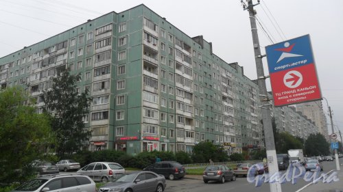 Улица Шостаковича, дом 5, корпус 1. 9-этажный жилой дом 504 серии 1980 года постройки. Фото 7 августа 2015 года.