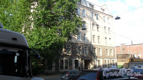 Лисичанская улица, дом 8. 6-этажный жилой дом 1917 года постройки. Фото 12 августа 2015 года.