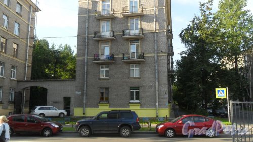 Улица Графова, дом 2. 5-этажный жилой дом серии 1-405. Вид дома с улицы Лисичанской. Фото 12 августа 2015 года.
