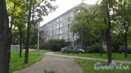 Улица Матроса Железняка, дом 3. Дом серии 1-528кп10. Фото 12 августа 2015 года.