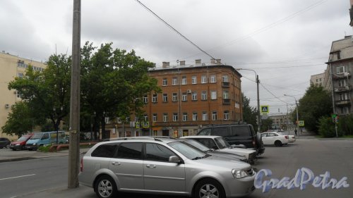 Белоостровская улица, дом 26 / Сердобольская улица, дом 57 Фасад по Белоостровской улице. Фото 16 августа 2015 года.