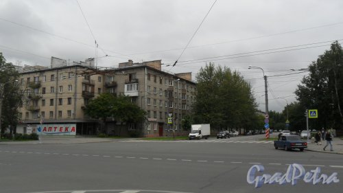 Новосибирская улица, дом 12. Жилой дом серии 1-528кп10 1960 года постройки. Фото 16 августа 2015 года.