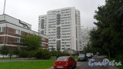 Улица Асафьева, дом 3, корпус 1. 16-этажный жилой дом 2007 года постройки. Фото 16 августа 2015 года.
