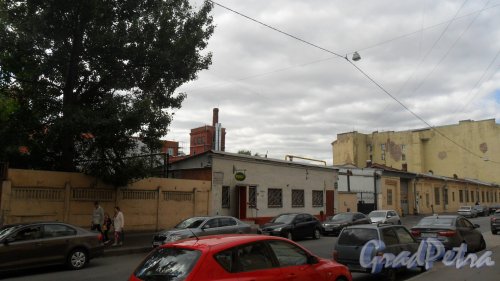 Улица Курляндская, дом 28, литер З. Проходная. Продуктовый магазин. Свежее пиво. Фото 18 августа 2015 года.