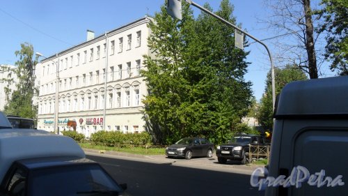 Белоостровская улица, дом 23. 4-этажный жилой дом. Фото 20 августа 2015 года.