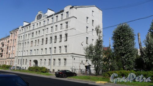 Белоостровская улица, дом 25. 6-этажный жилой дом 1910 года постройки с капитальным ремонтом 1988 года. Фото 20 августа 2015 года.
